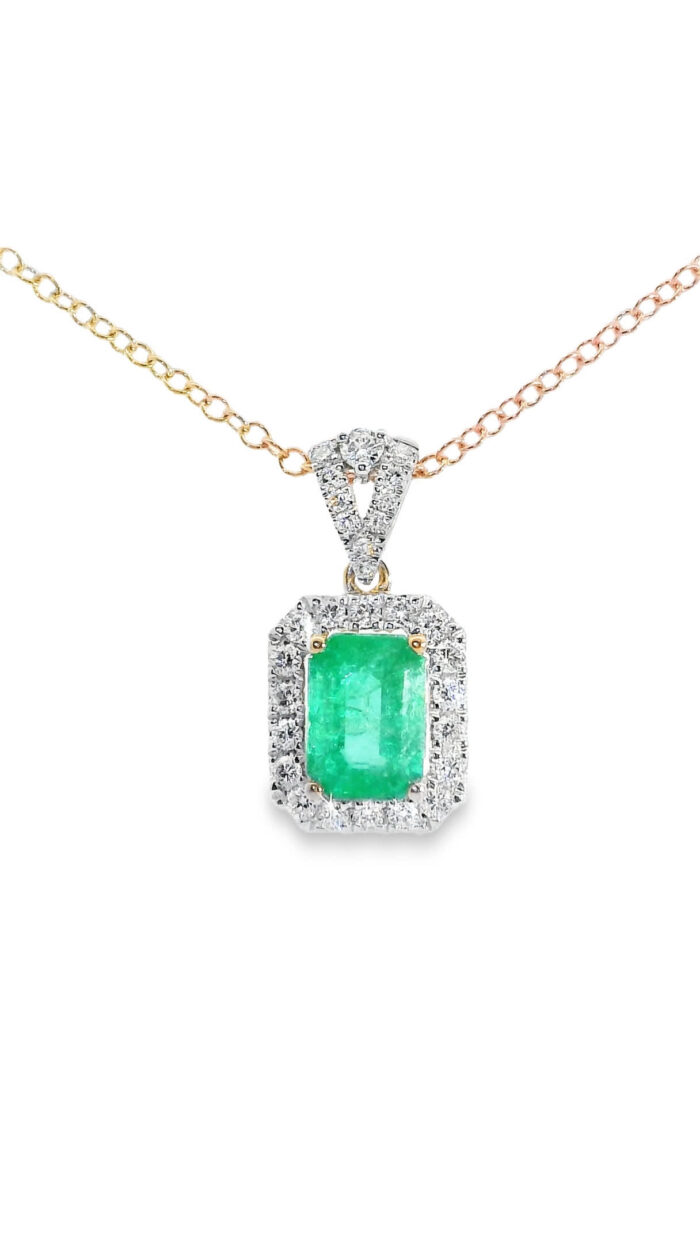 0.92ct smaragd- ja briljantkaelakee
